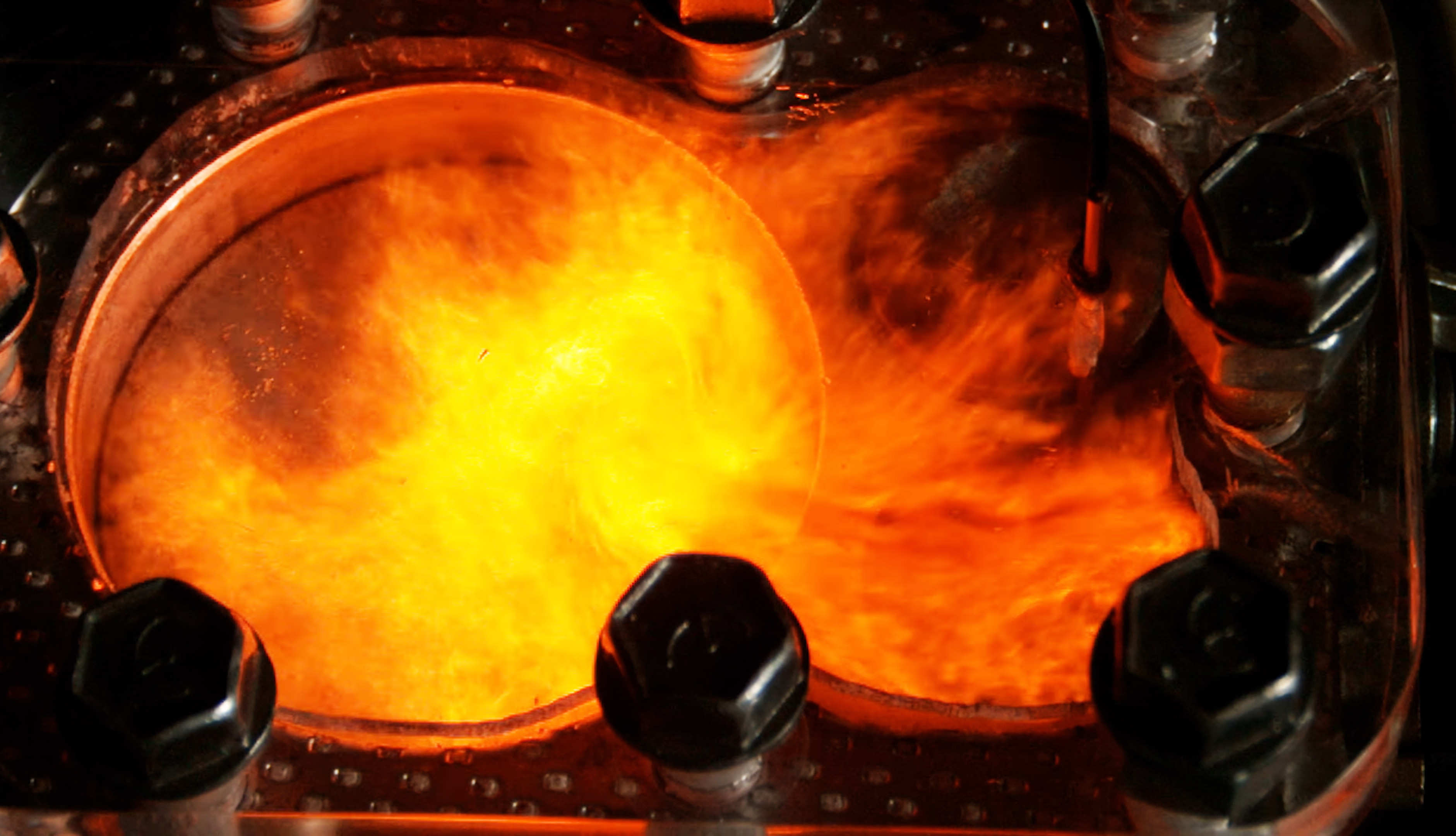 Камера сгорания двигателя 4m40. Сгорания автомобильного топлива. Воспламенение. Камера сгорания детонационного двигателя. Воспламенение топлива в дизеле.